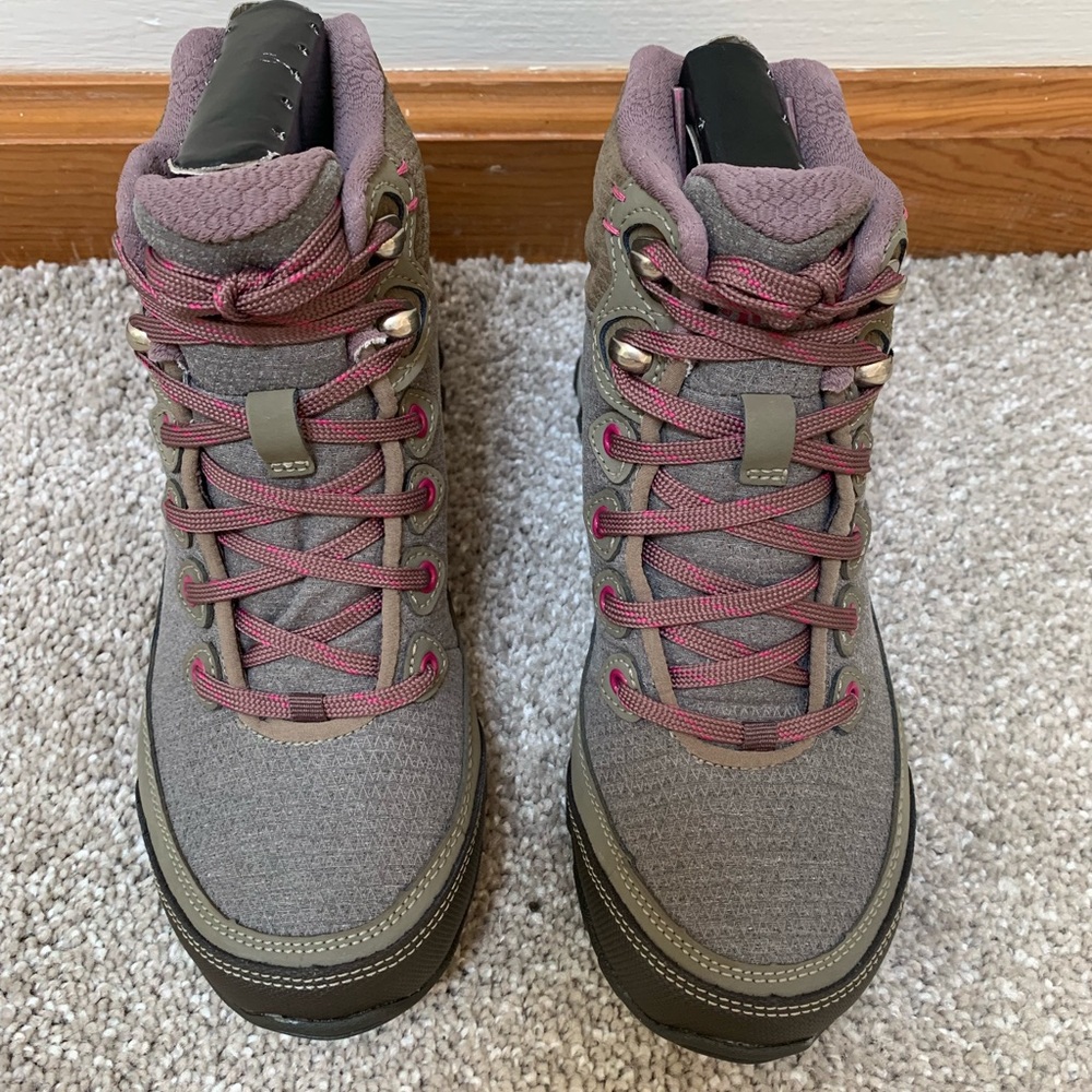 Ahnu Women’s Hiking Boots Size 5.5